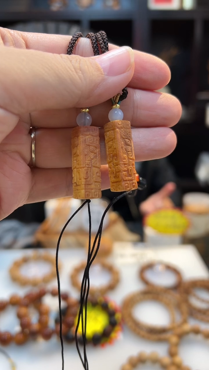 崖柏直播浮力红油饕餮图案挂绳吊坠