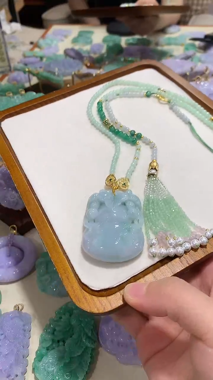 颈饰未镶嵌翡翠吊坠