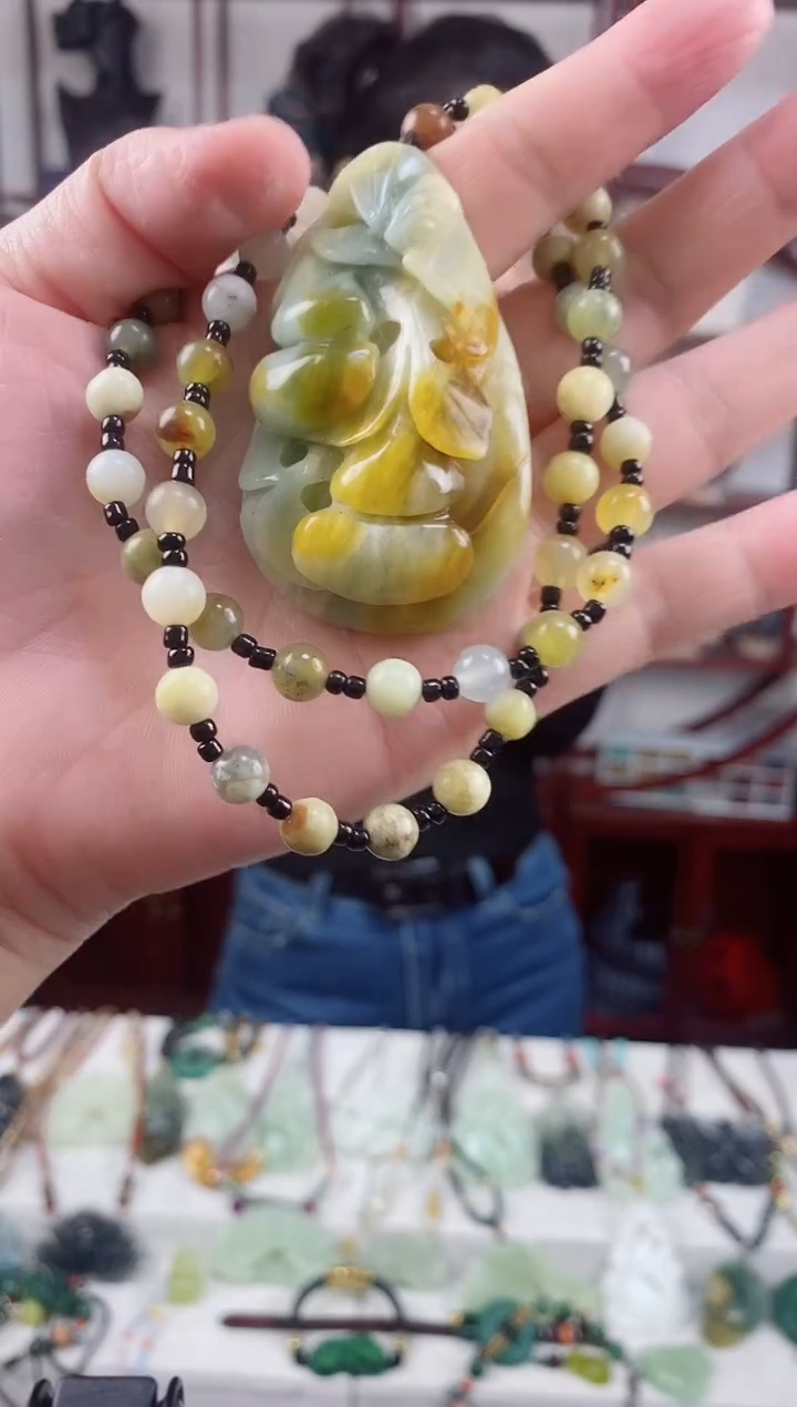 未镶嵌岫玉颈饰1