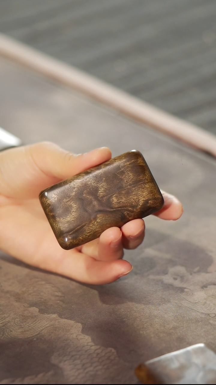 金丝楠127龙胆纹无事牌