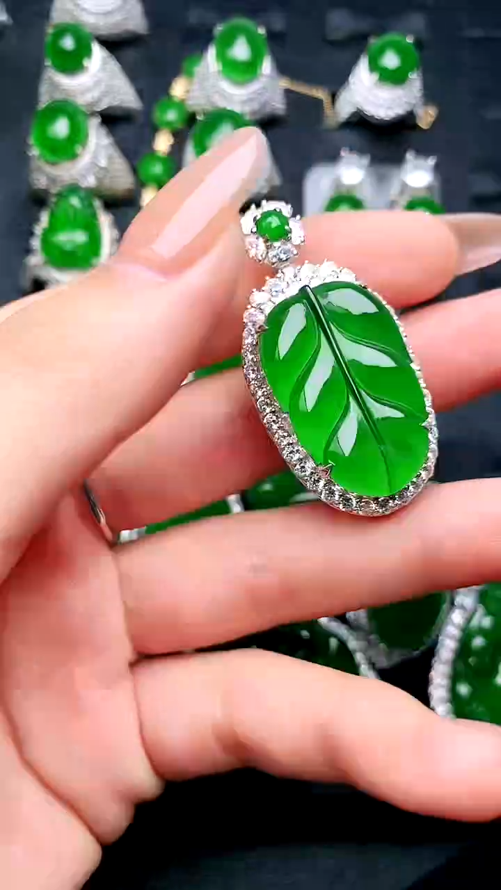 【闪购商品】翡翠吊坠(赠链)银S925镶嵌叶子吊坠