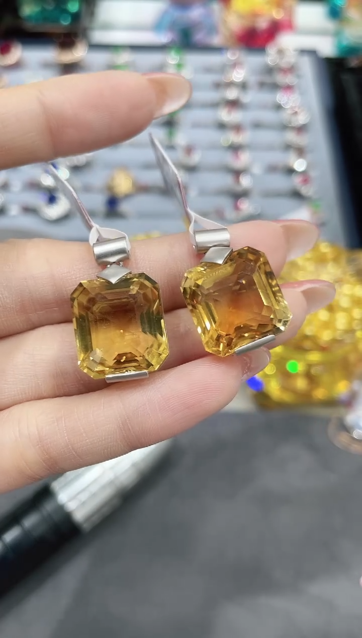 18K金镶嵌吊坠(不含链)黄晶吊坠 多样性发其一