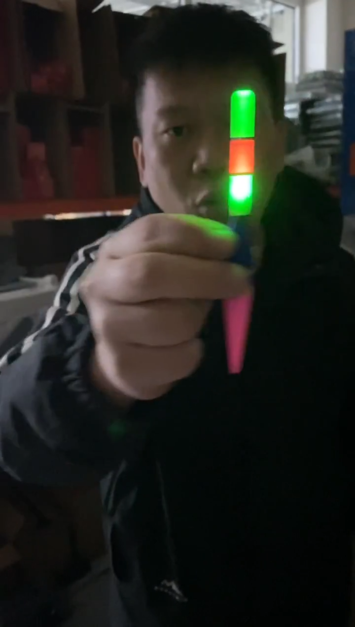 爆闪路滑漂三根     