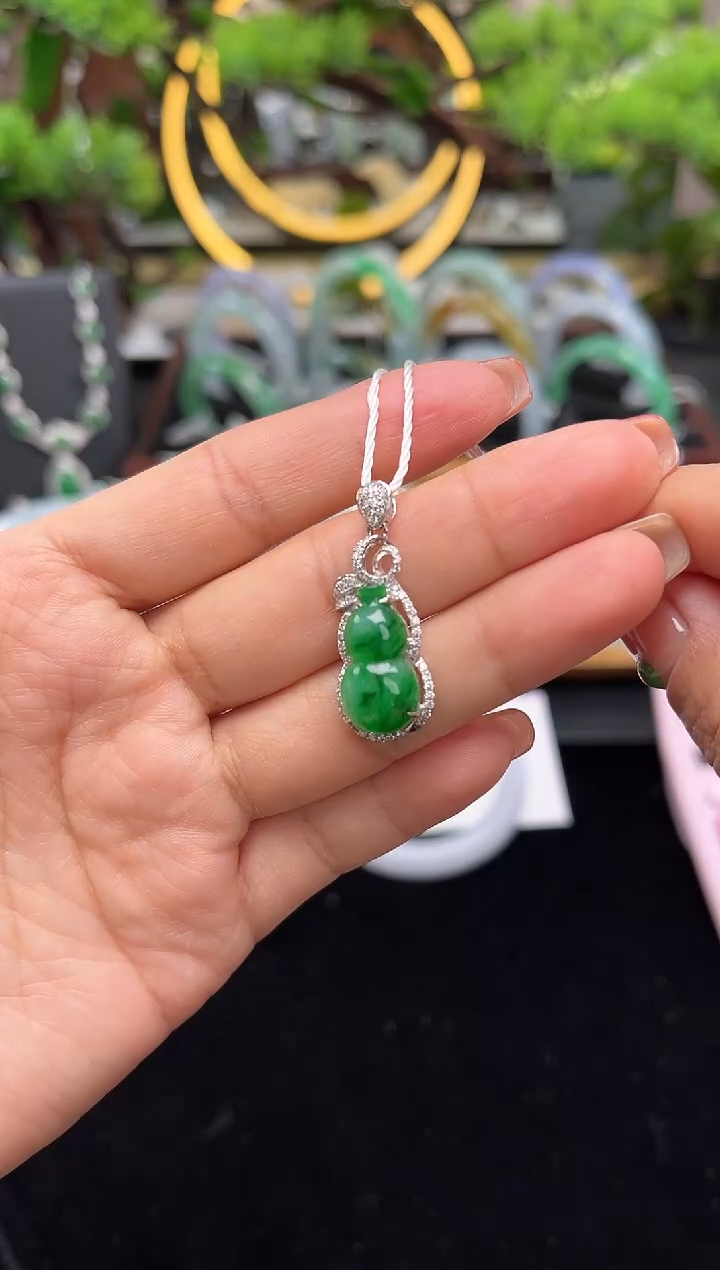 颈饰18K金镶嵌翡翠吊坠