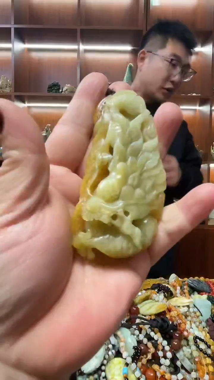 未镶嵌蛇纹石玉吊坠     