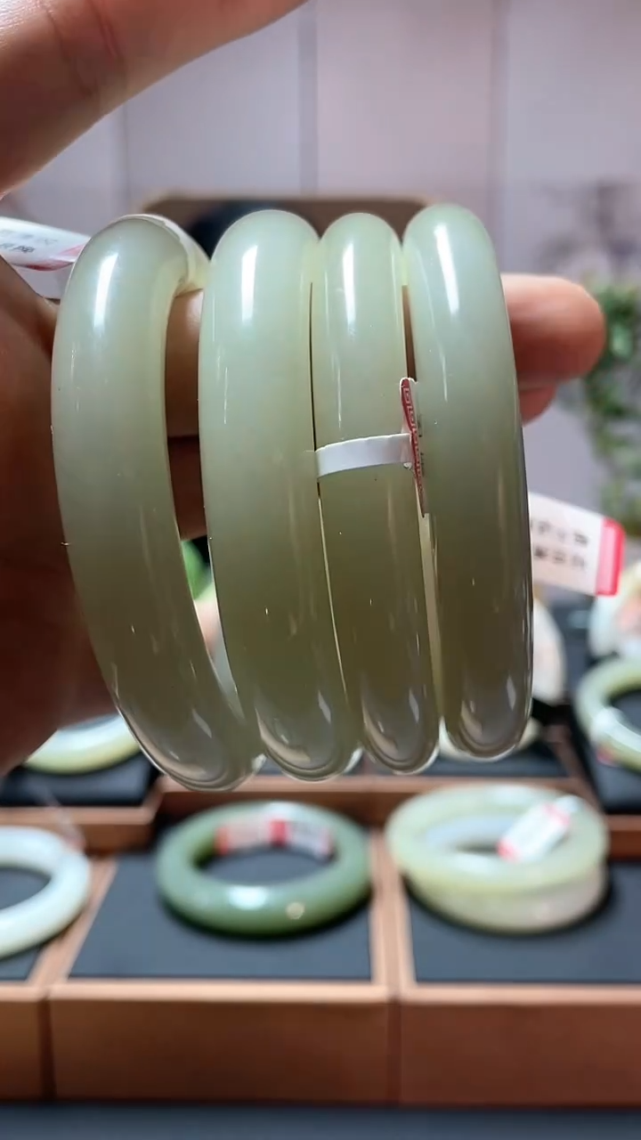 【闪购商品】和田玉手镯未镶嵌晴羊脂55-59多样性发一