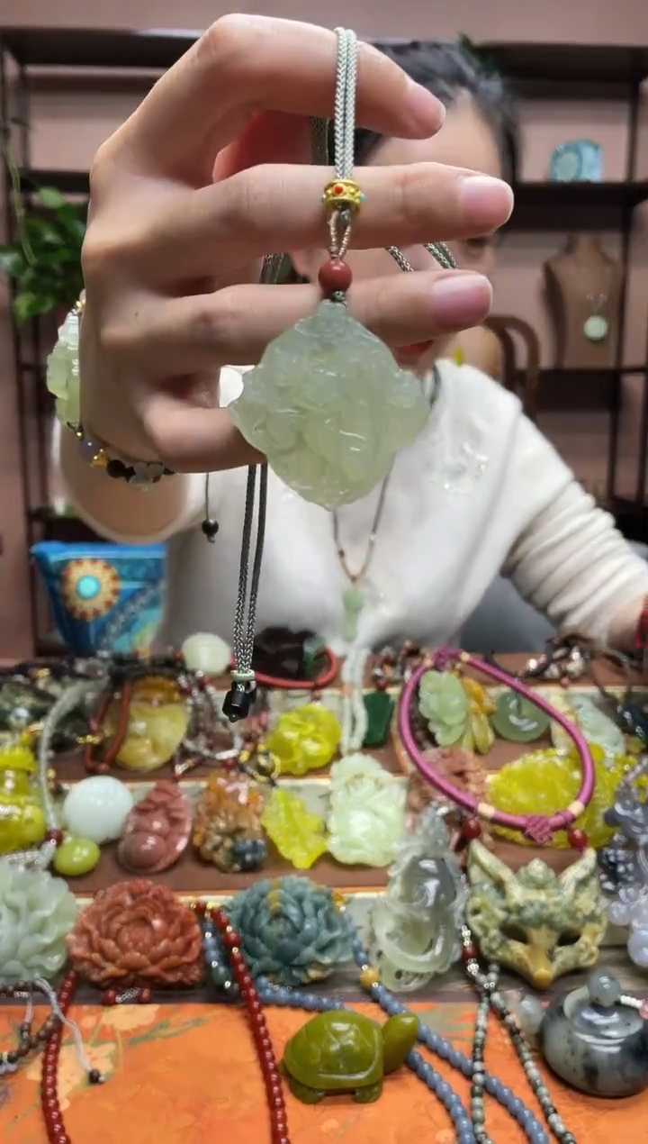 未镶嵌岫玉颈饰·