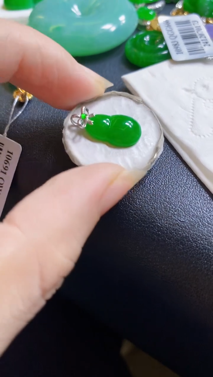 翡翠18K金镶嵌颈饰葫芦