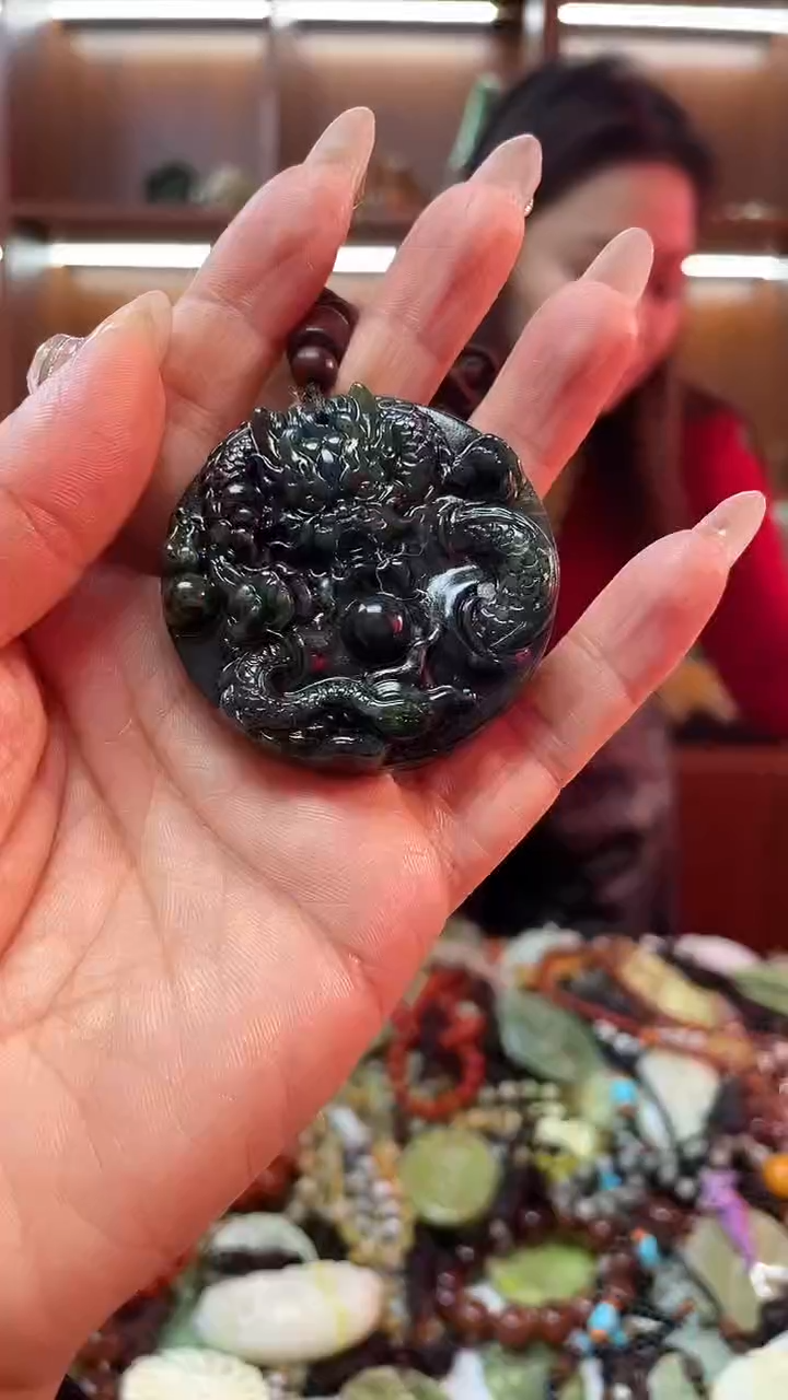 未镶嵌蛇纹石玉吊坠      