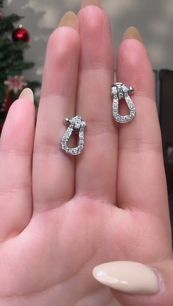 18K金镶嵌实验室培育钻石耳饰@@耳钉白圆形活动马蹄扣+