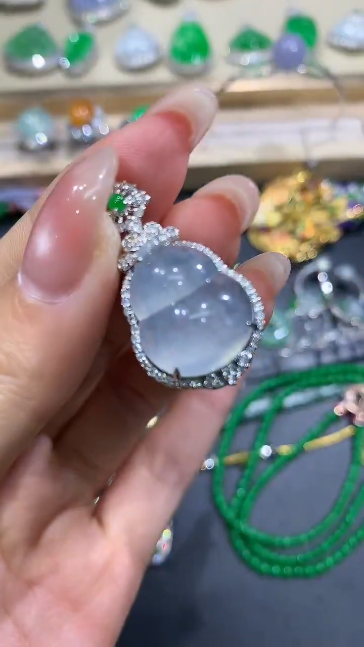 【闪购商品】翡翠吊坠(不含链)18K金镶嵌51团购