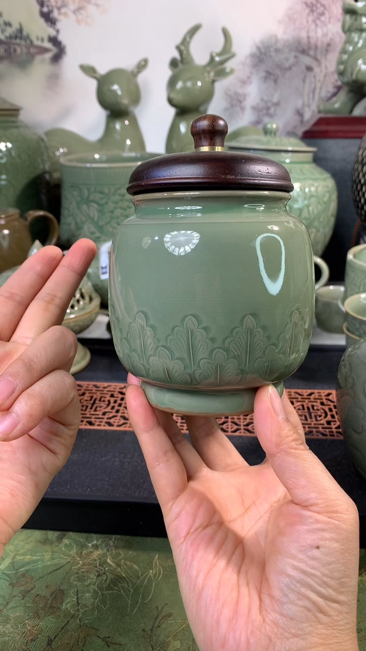 耀州窑微瑕青瓷刻花芭蕉叶茶叶罐一只