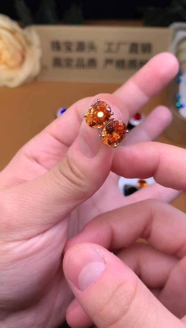 银S925镶嵌耳钉石榴石（芬达石）0101