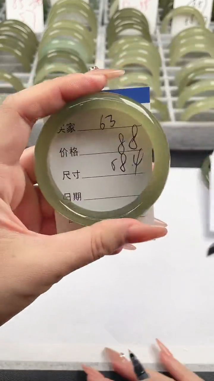 未镶嵌手镯石英质玉湖水绿