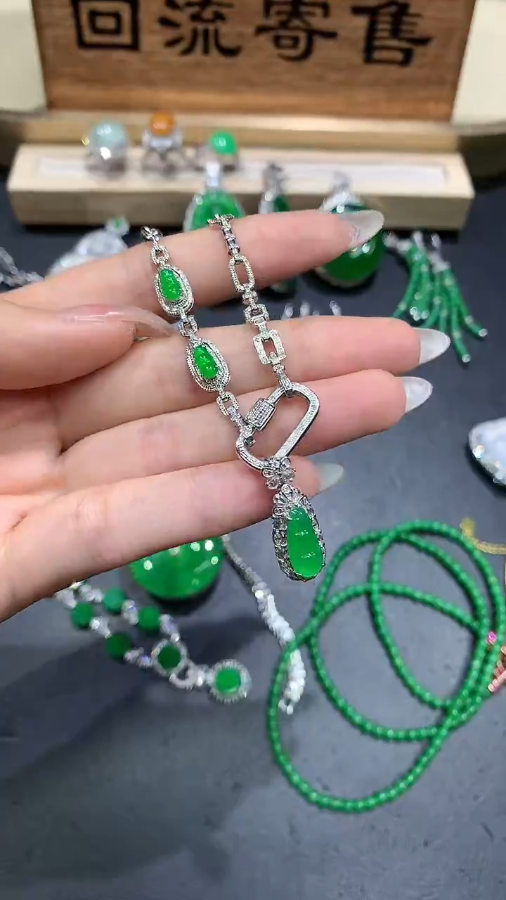 【闪购商品】翡翠吊坠(赠链)18K金镶嵌27团购