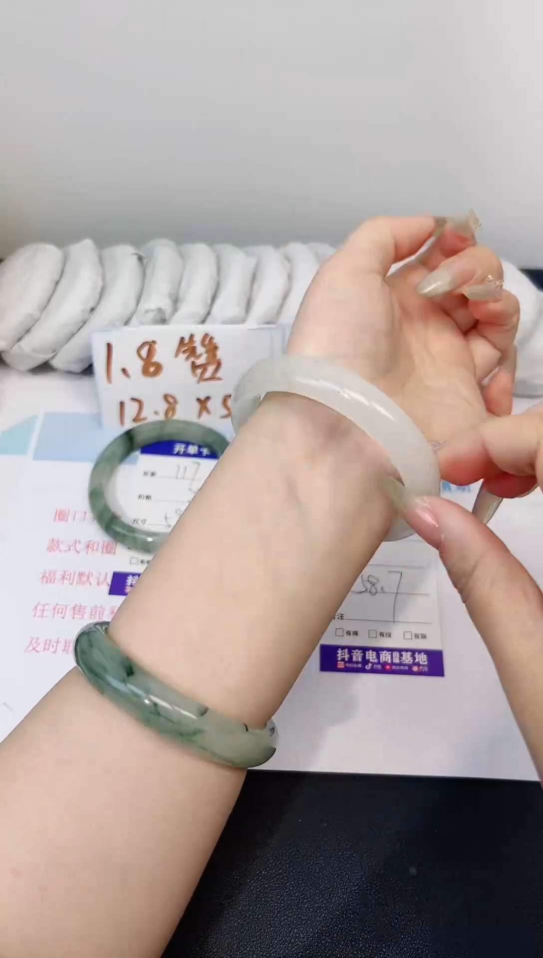 【闪购商品】石英质玉手镯合金118-58.7