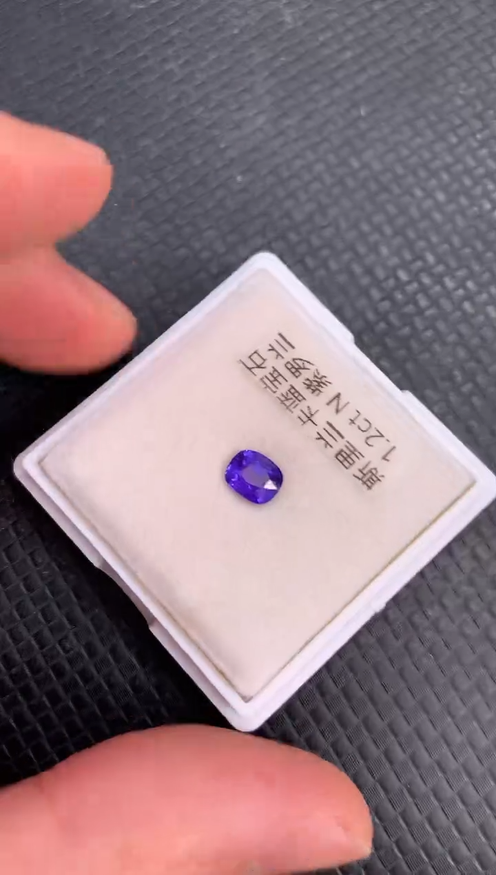 【闪购商品】蓝宝石裸石未镶嵌天然蓝紫色蓝宝石