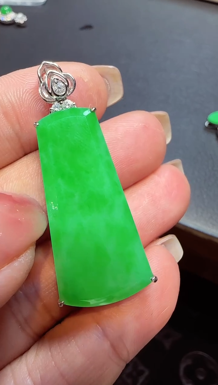 【闪购商品】翡翠吊坠(不含链)18K金镶嵌无事牌