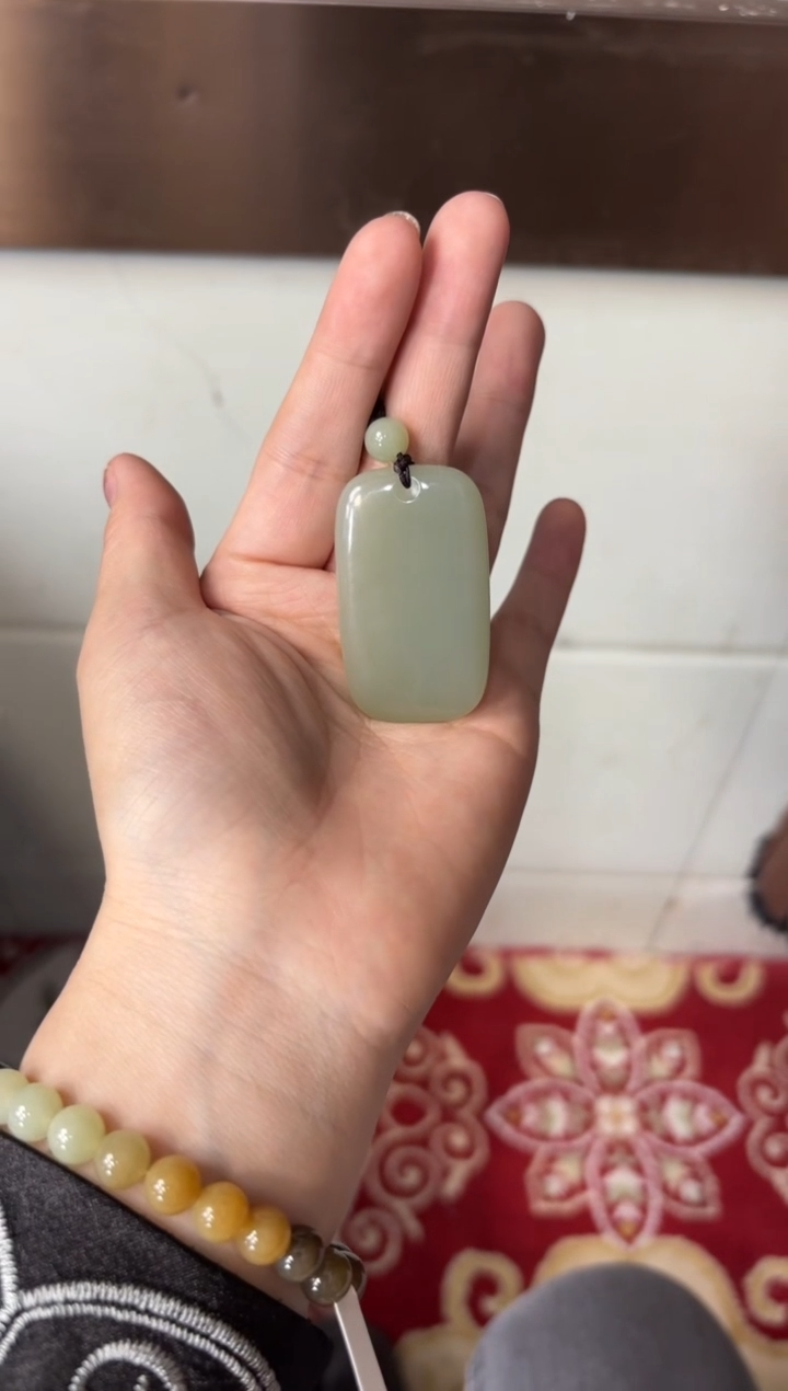 【闪购商品】和田玉吊坠(赠链)未镶嵌且末微色差近矿吊坠