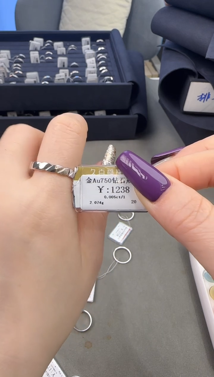 【闪购商品】钻石戒指/指环18K金镶嵌130800