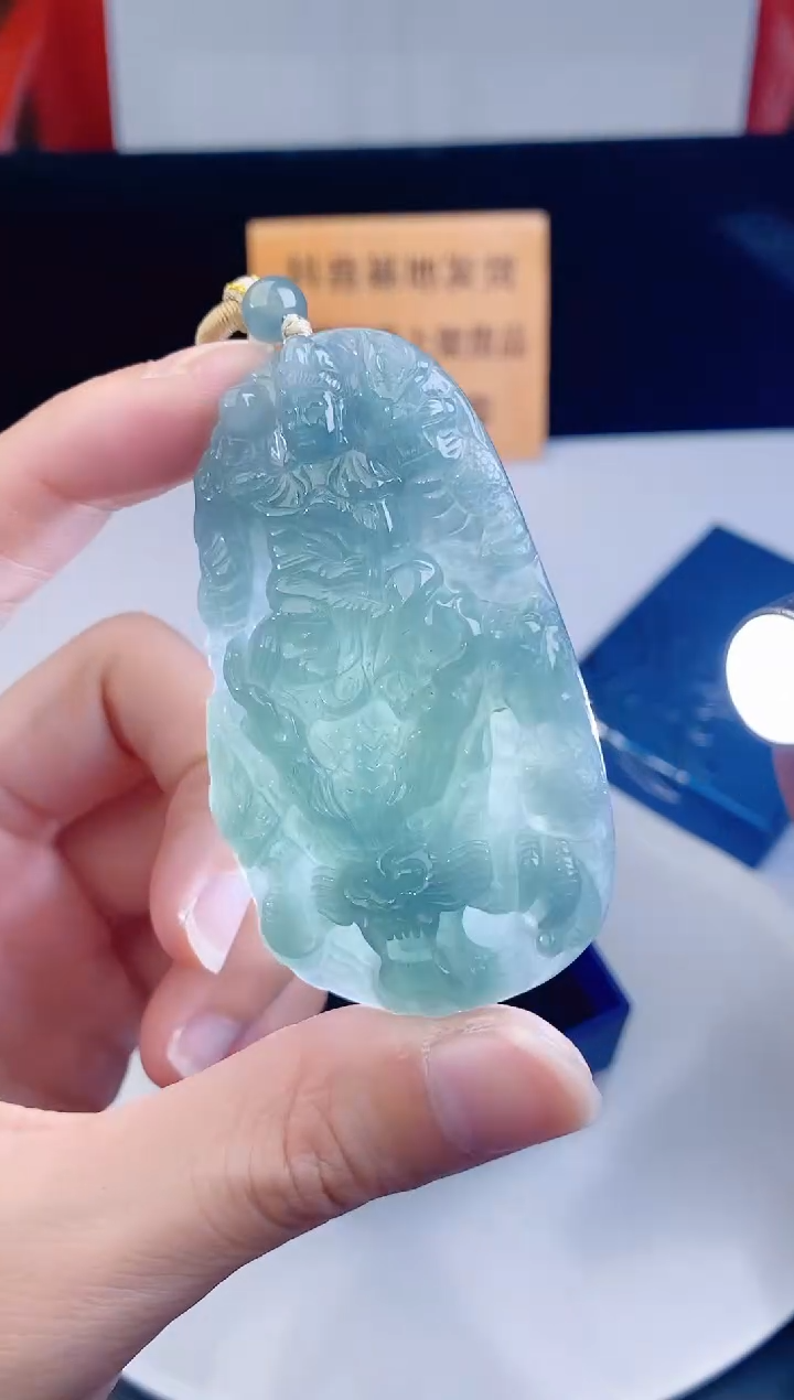 颈饰未镶嵌翡翠 