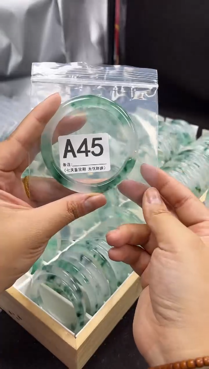 【闪购商品】石英岩玉手镯未镶嵌A45