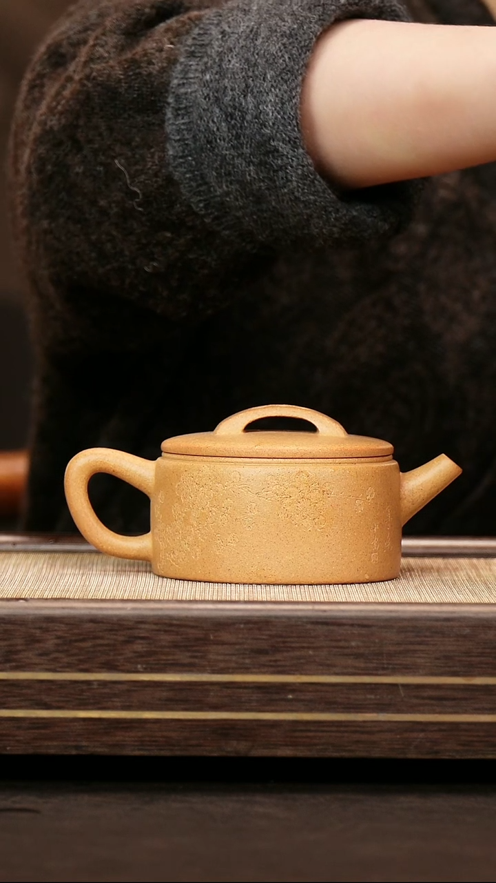 茶壶紫砂老宕口黄金段 汉瓦壶 刻绘   梅花 