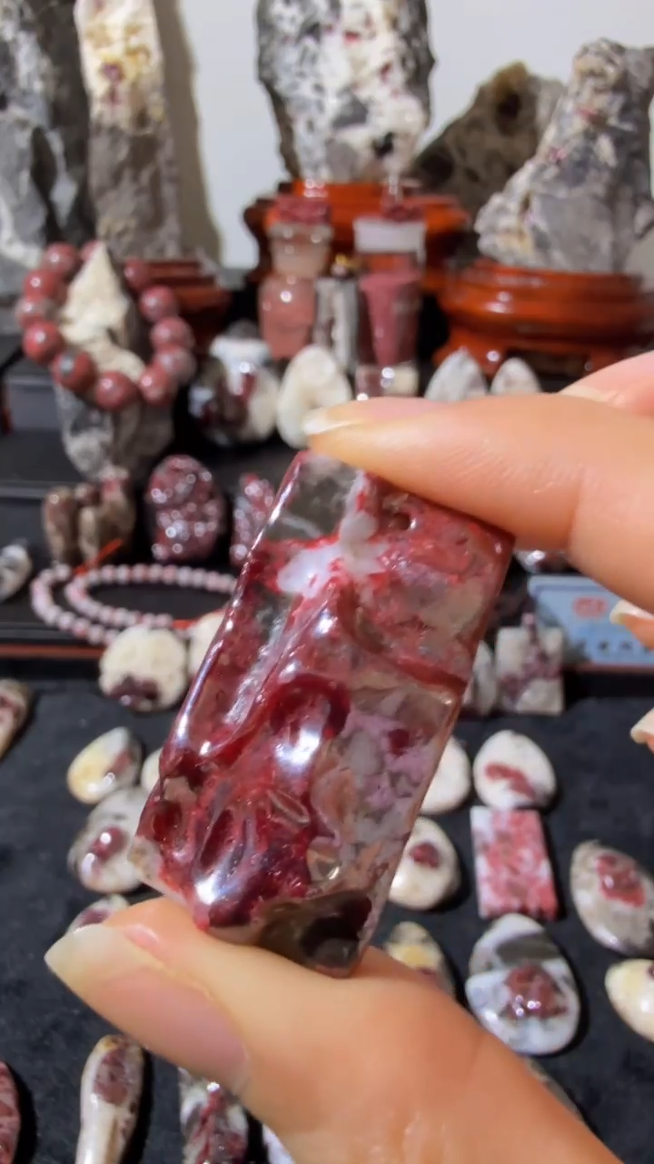 天然辰砂笑**生天然辰砂天然朱砂大晶砂随行吊坠