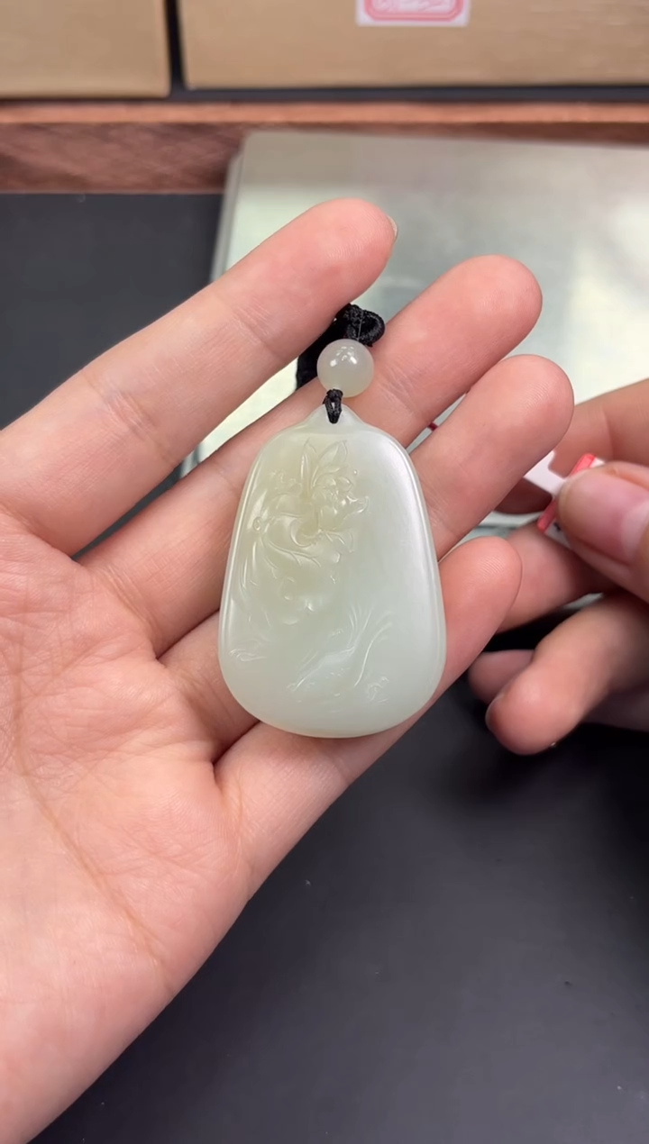 【闪购商品】和田玉吊坠(赠链)未镶嵌且末微色差迪克兰吊坠