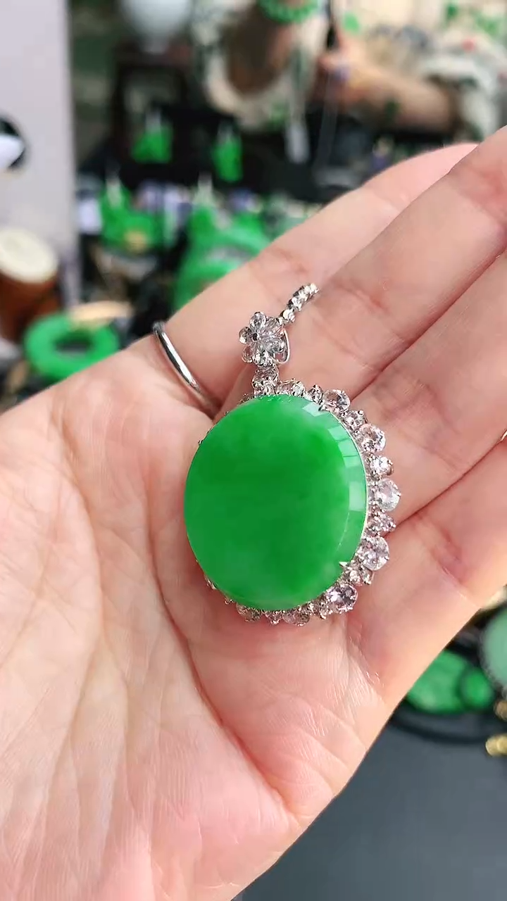 颈饰18K金镶嵌翡翠赠礼盒证书 