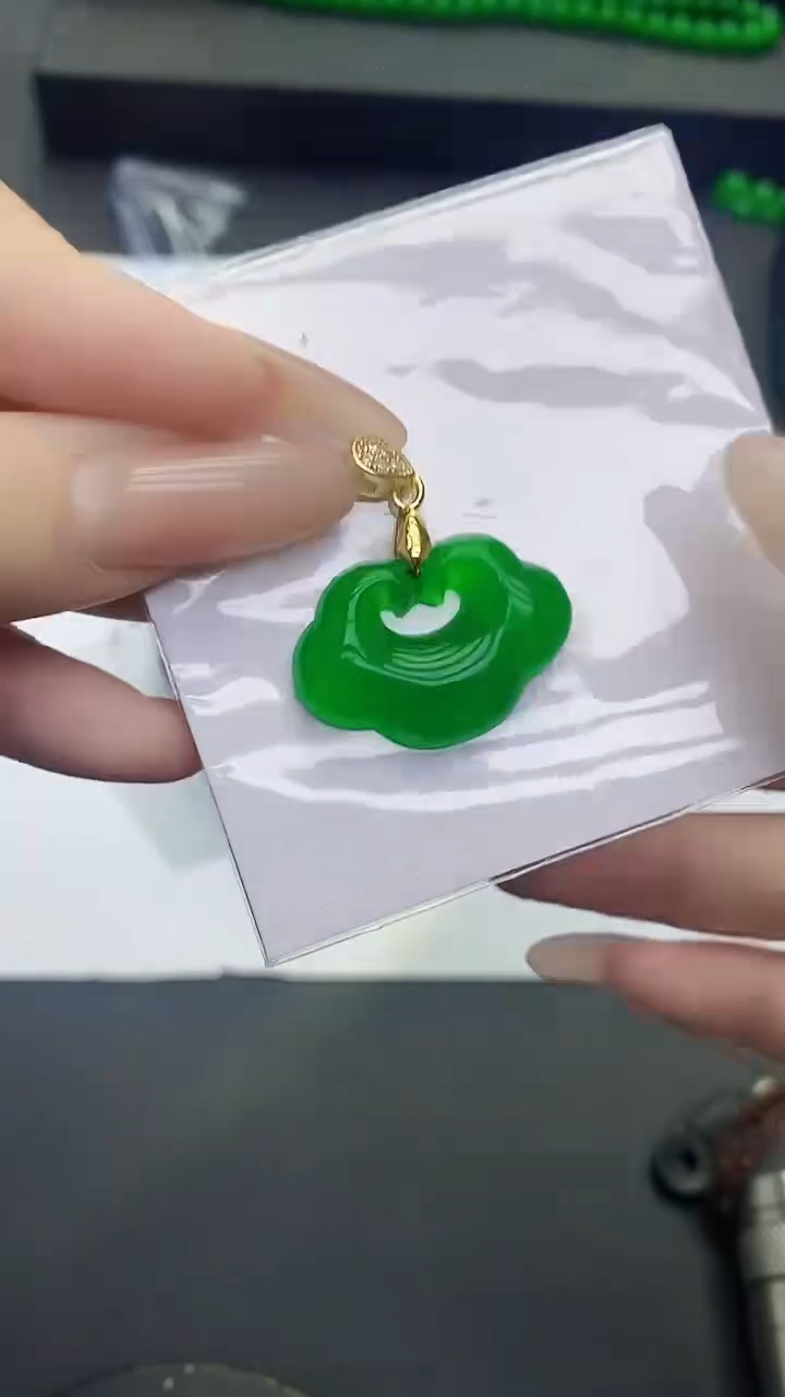 吊坠(赠链)未镶嵌翡翠翡翠满绿如意吊坠h142