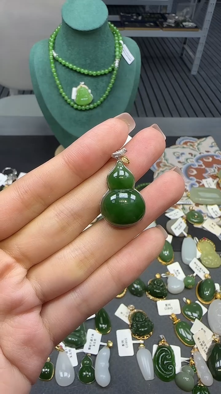 18K金镶嵌和田玉挂件1