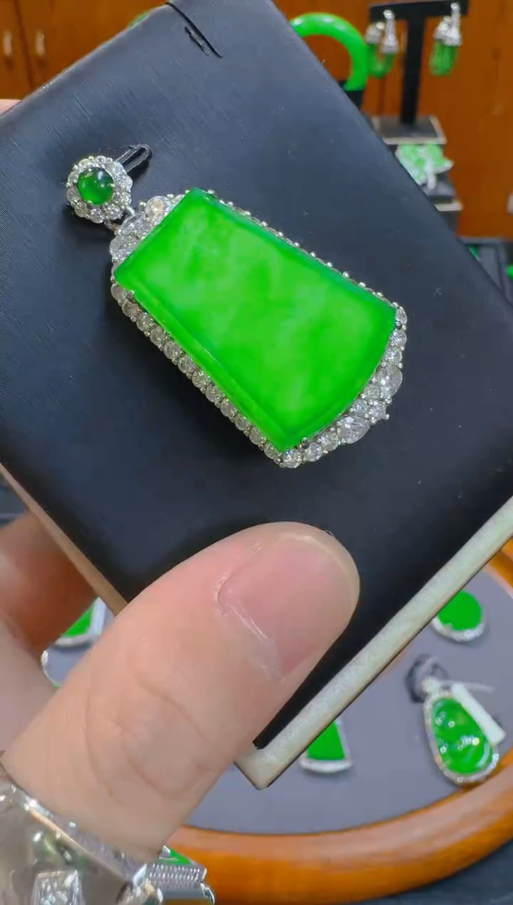 【闪购商品】翡翠吊坠(赠链)银S925镶嵌天然A货翡翠