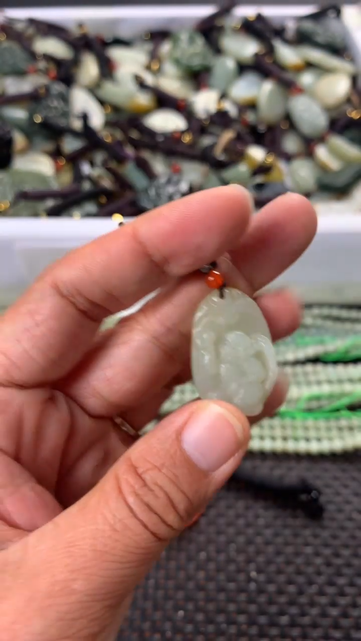 【闪购商品】和田玉颈饰未镶嵌多样性发货没有证书拍一发一有瑕