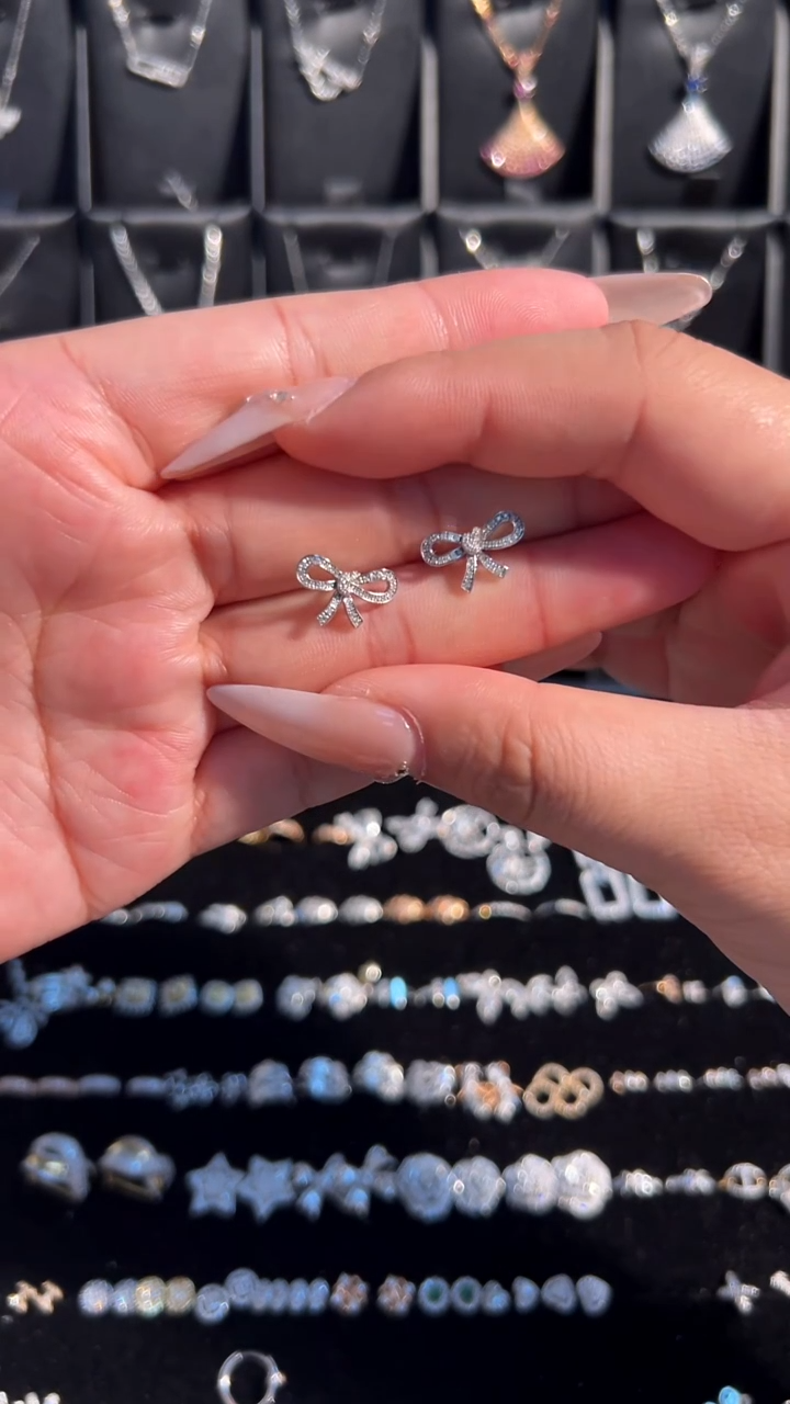 耳饰18K金镶嵌钻石蝴蝶结耳钉