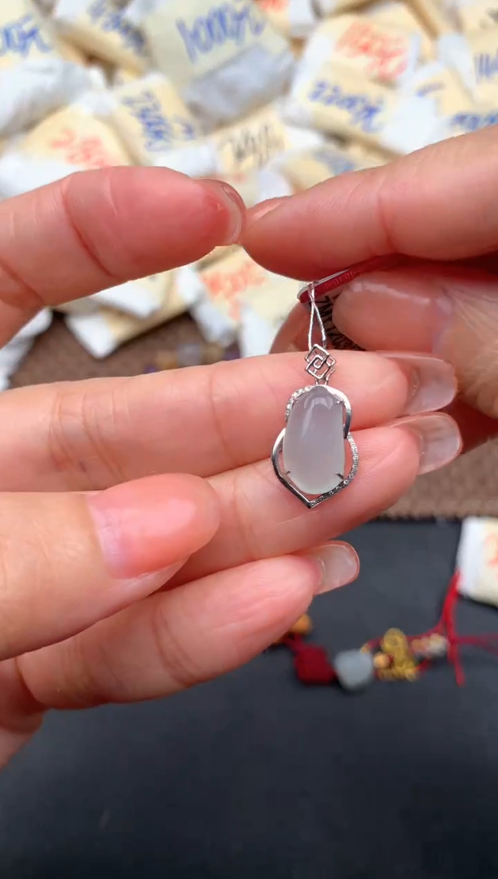 18K金镶嵌挂件翡翠一