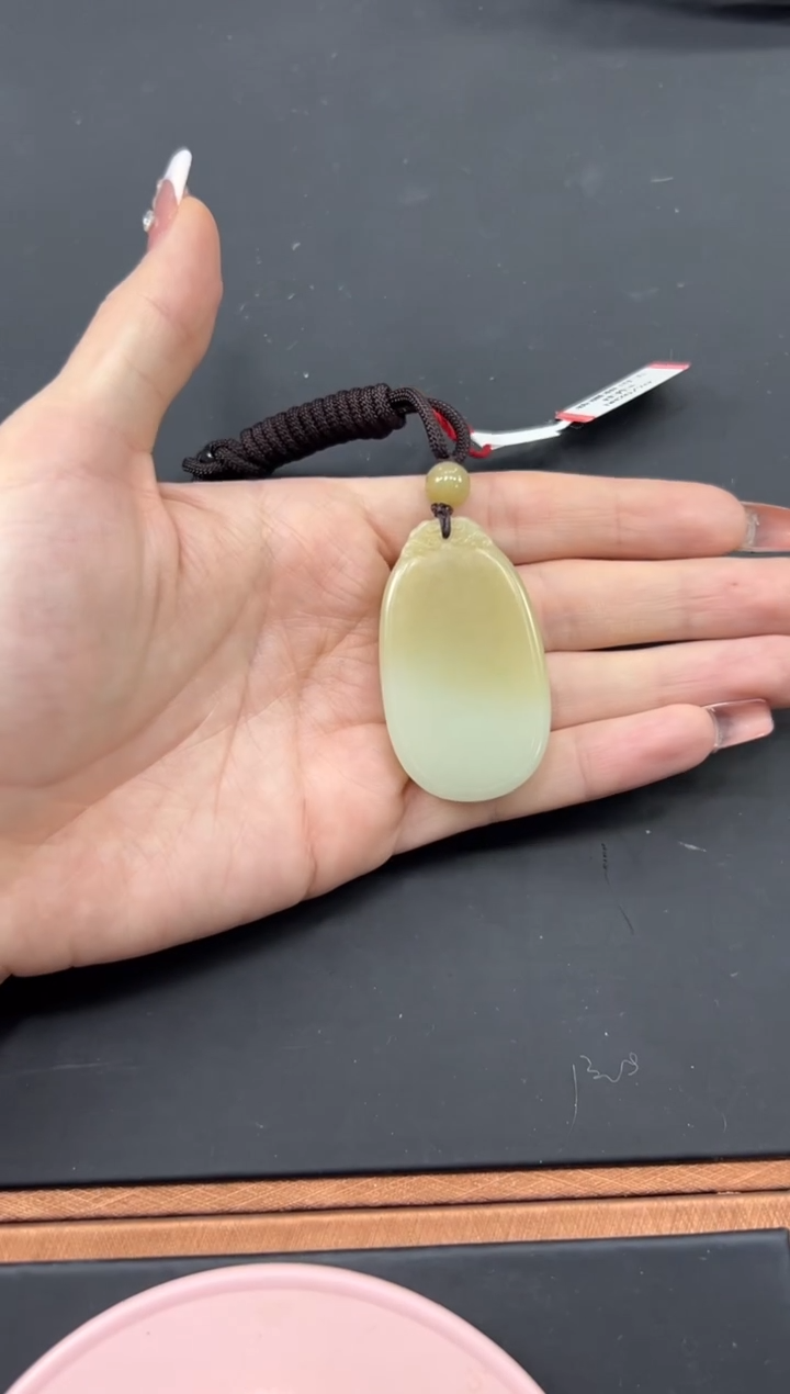 【闪购商品】和田玉吊坠(赠链)未镶嵌且末微色差迪克兰吊坠