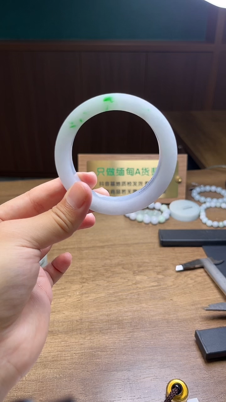 未镶嵌手镯定制翡翠蜗**毒定制