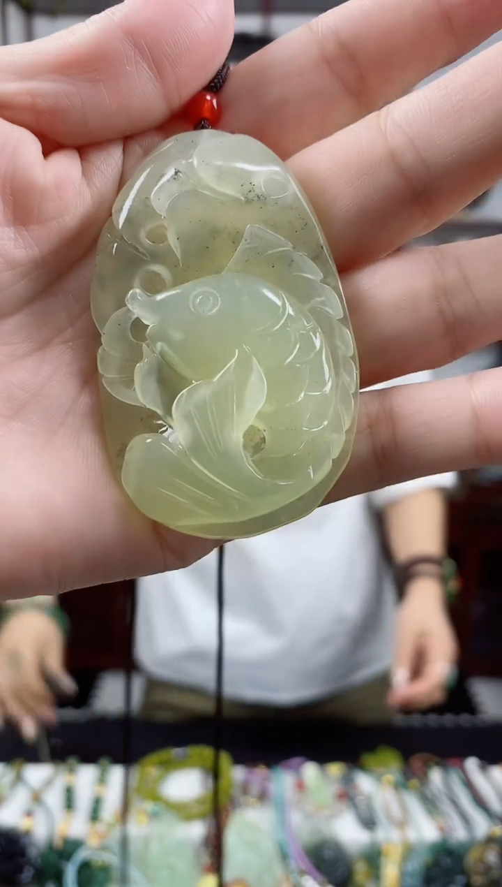 未镶嵌岫玉颈饰鱼跃龙门