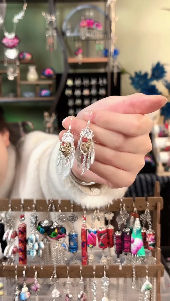 彩云南阁非遗老绣苗银饰品600