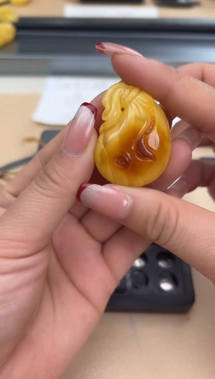 【闪购商品】琥珀裸石未镶嵌蜜蜡吊坠