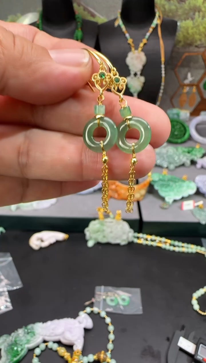 【闪购商品】翡翠颈饰未镶嵌牌子