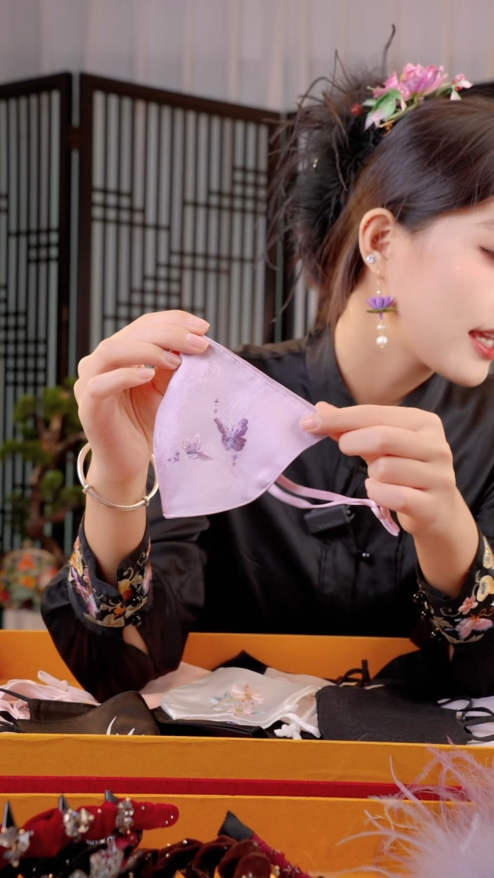 刺绣浅****吸非遗手工饰品