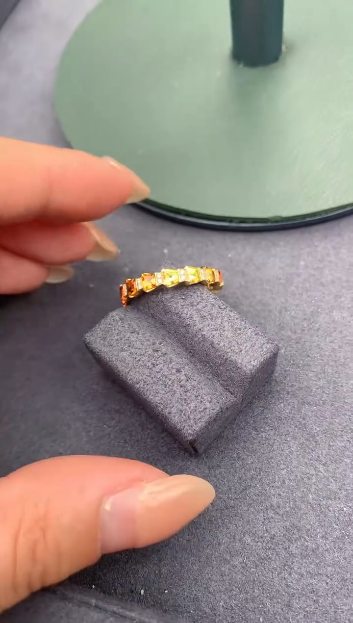 【闪购商品】彩色蓝宝石戒指18K金镶嵌2.3ct黄蓝宝戒指