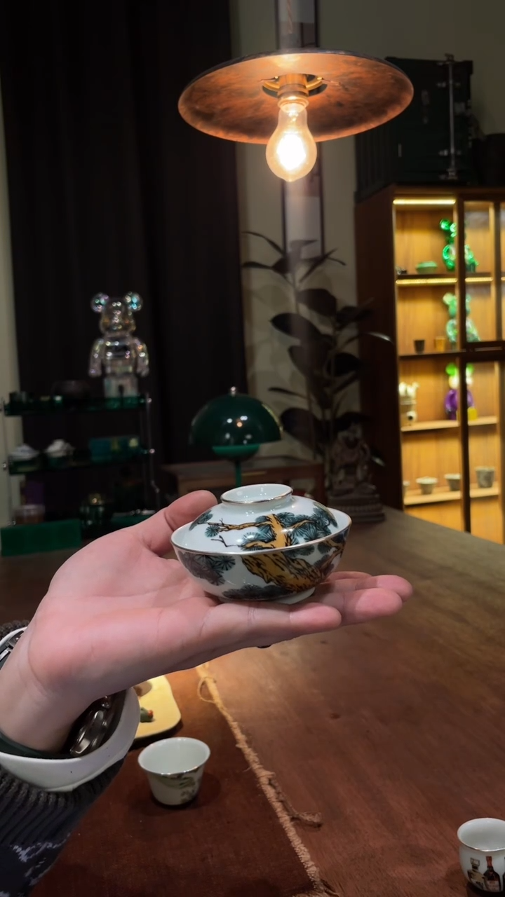 包银松树大扁盖碗