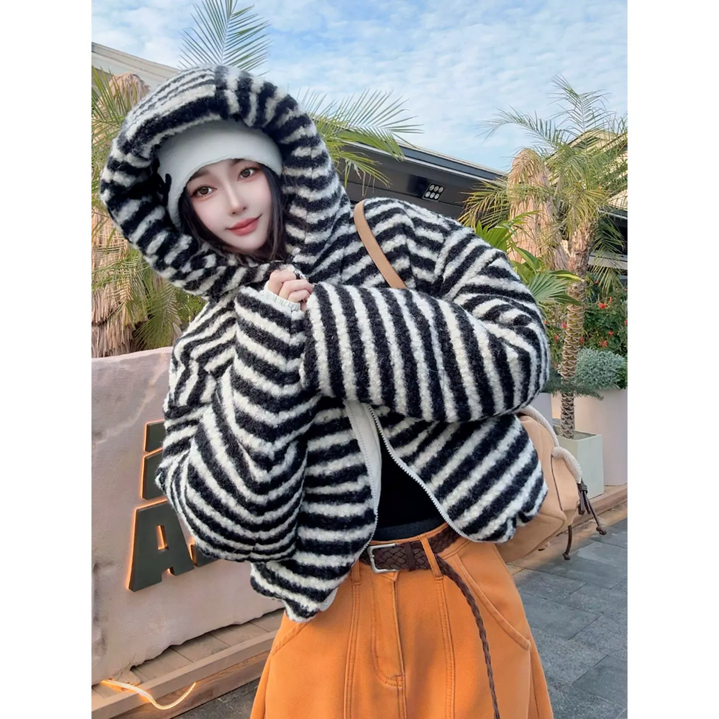 【大大梨】条纹羽绒服短款女加厚宽松连帽白休闲时尚羽绒外套eknzf