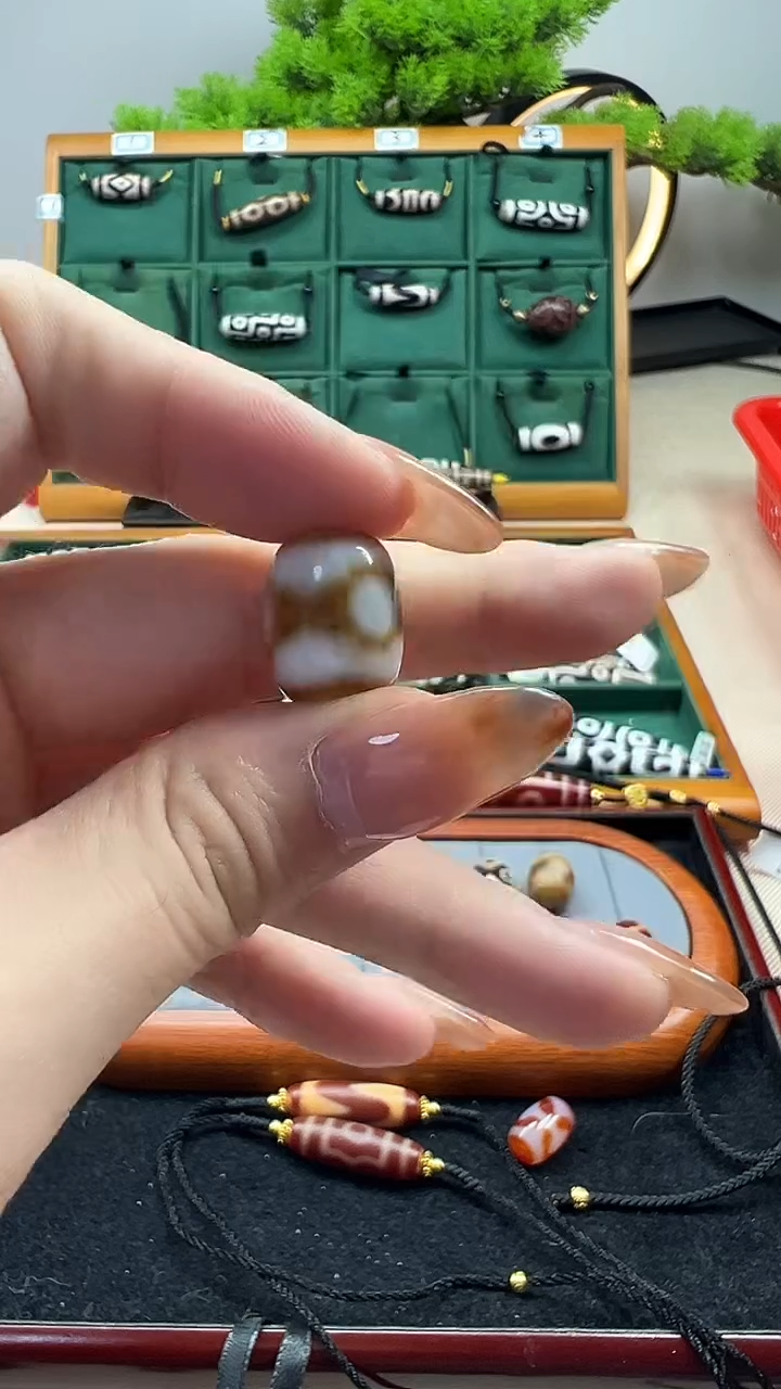 玛瑙/玉髓（覆膜）颈饰未镶嵌18.（微瑕）