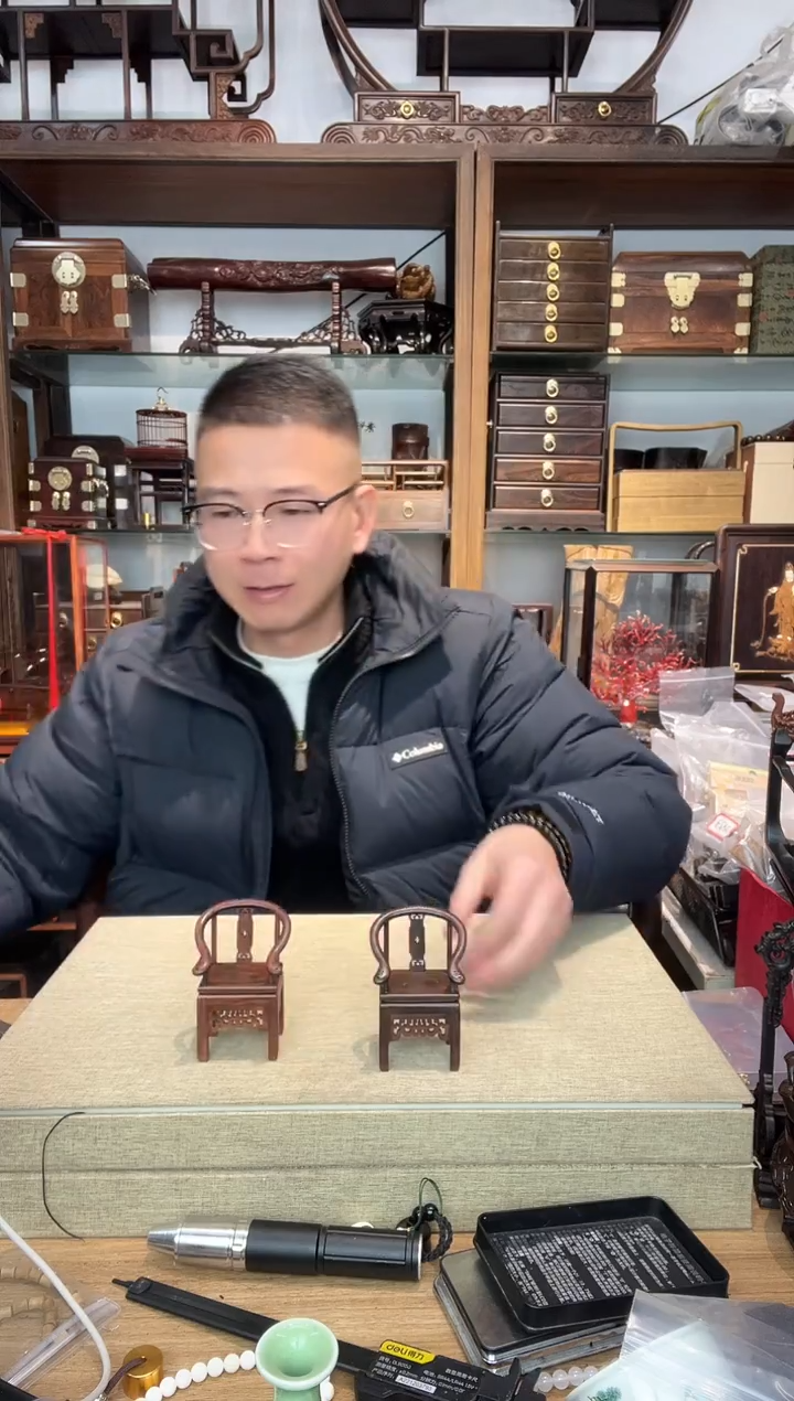 乌木类书架034大红酸枝小圈椅摆件2个  瑕疵