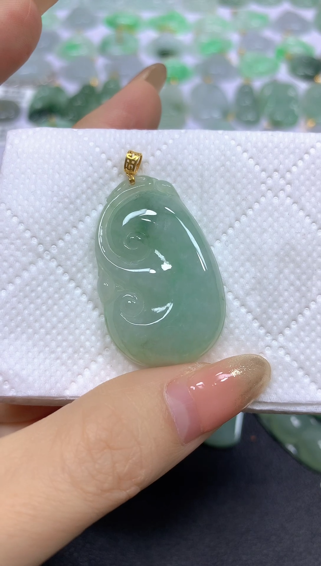 颈饰18K金镶嵌翡翠 