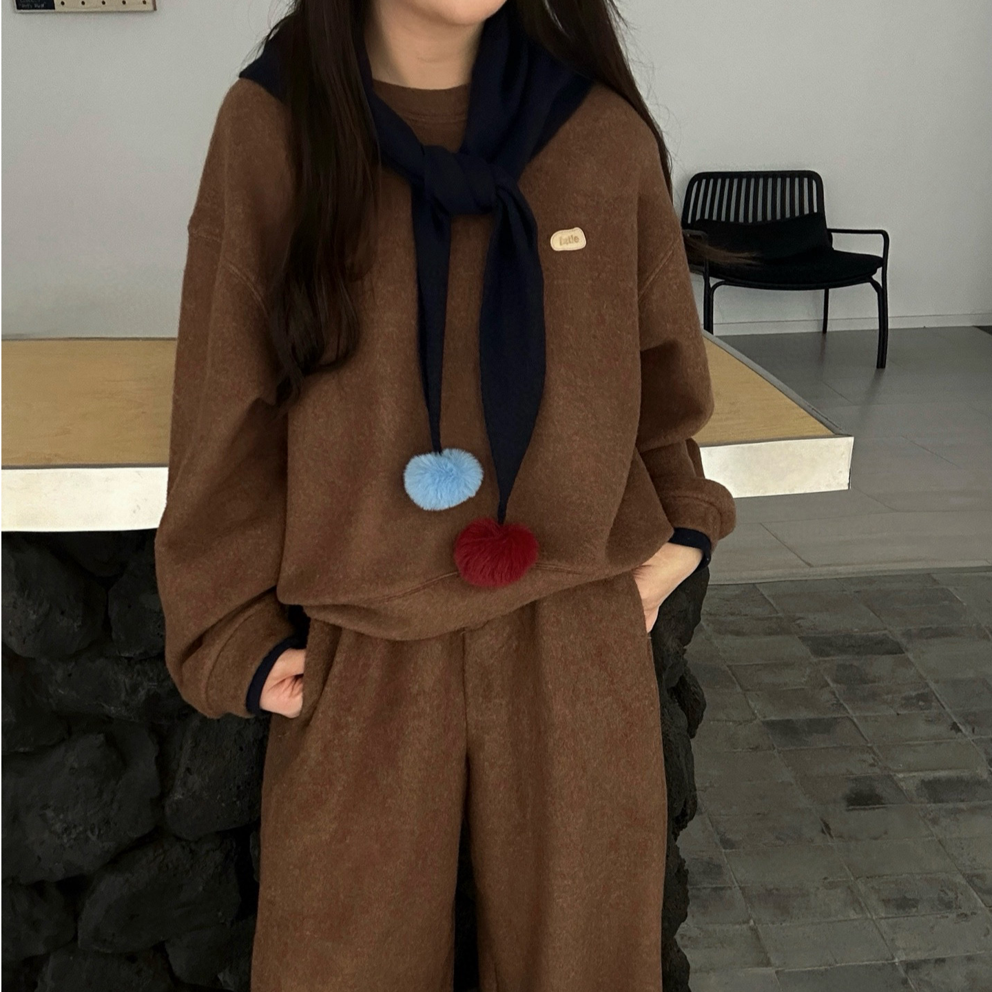 091【冬季新款】左侧订标毛球披肩时尚休闲圆领卫衣（0188）